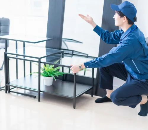 荷物や家具を運んでいる様子