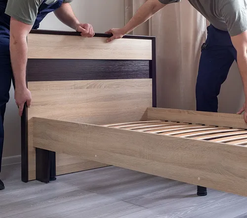 家具の設置作業の様子