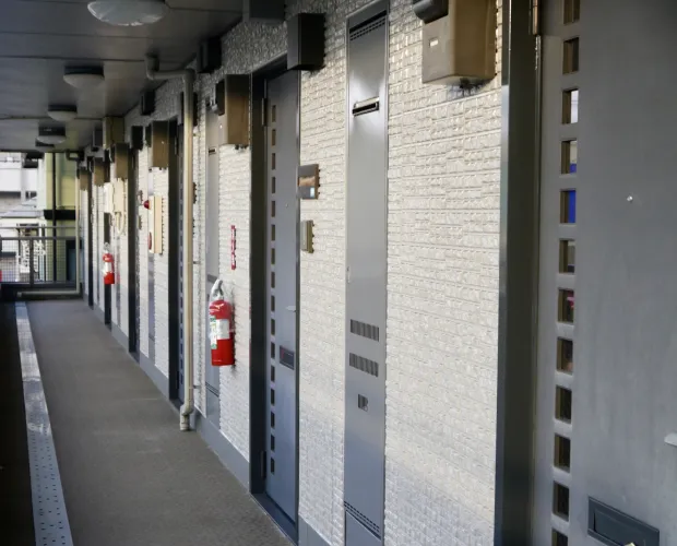 マンションの共用廊下の清掃の様子