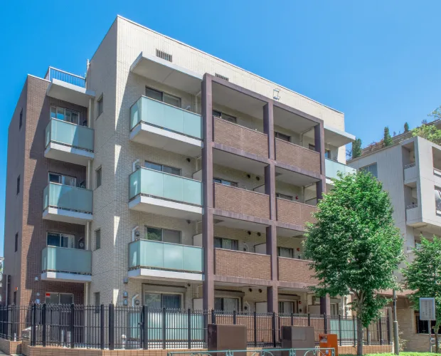 ファミリータイプマンションの外観清掃の様子