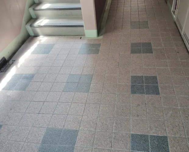 共用部床やガラスの清掃の様子