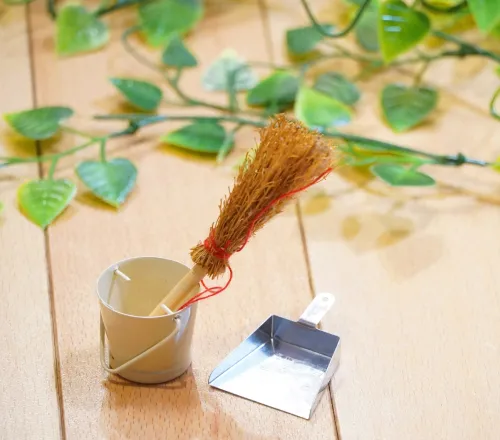 マンションの共用廊下の清掃の様子