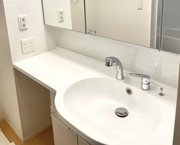 洗面化粧台クリーニングの様子