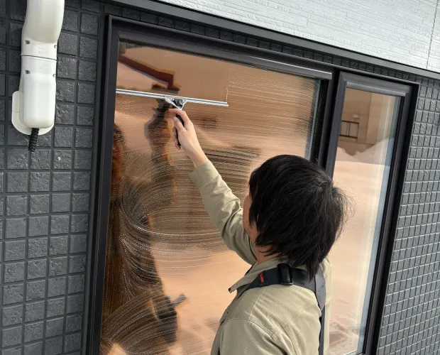 窓ガラス清掃の様子