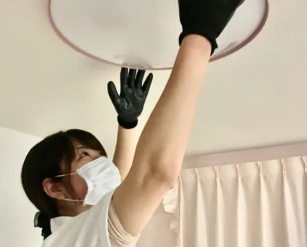 照明器具のクリーニング作業の様子