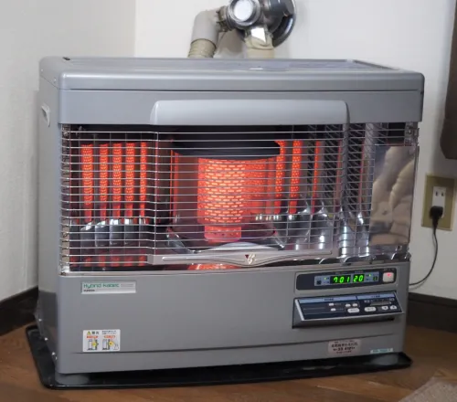 石油ストーブの分解清掃・整備の様子