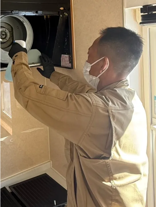 屋内外清掃の作業風景