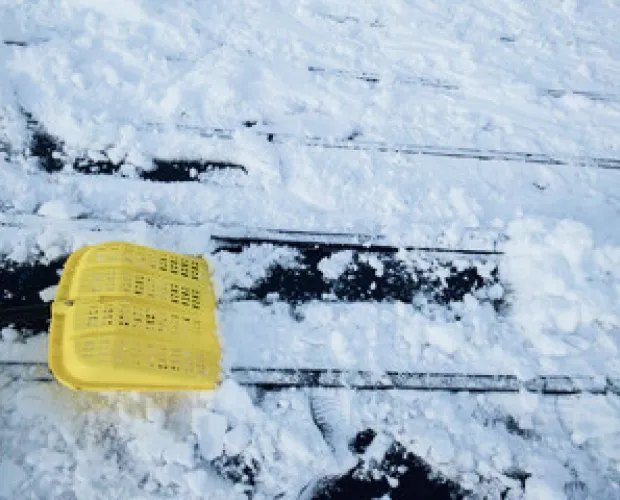 屋根の雪下ろし・雪庇落としの作業