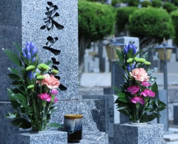 お墓掃除の様子