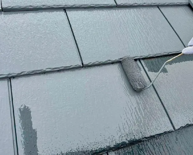 建物外壁の塗装作業の様子