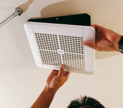 設備や部材の修繕作業の様子