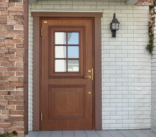 木製ドアや建具の修繕の様子