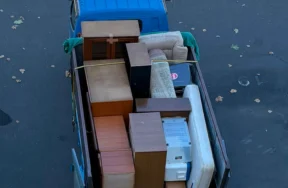 不用品を積んだトラック