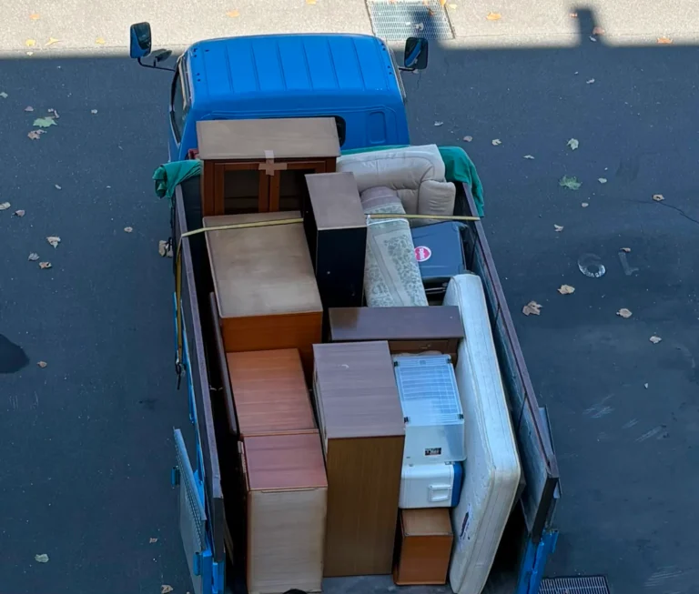 不用品を積んだトラック