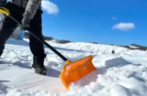 除雪している人