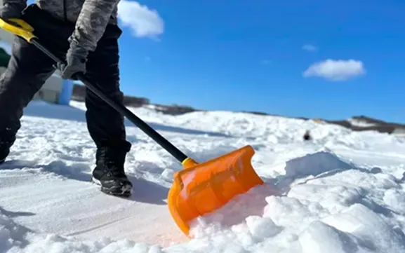 除雪している人